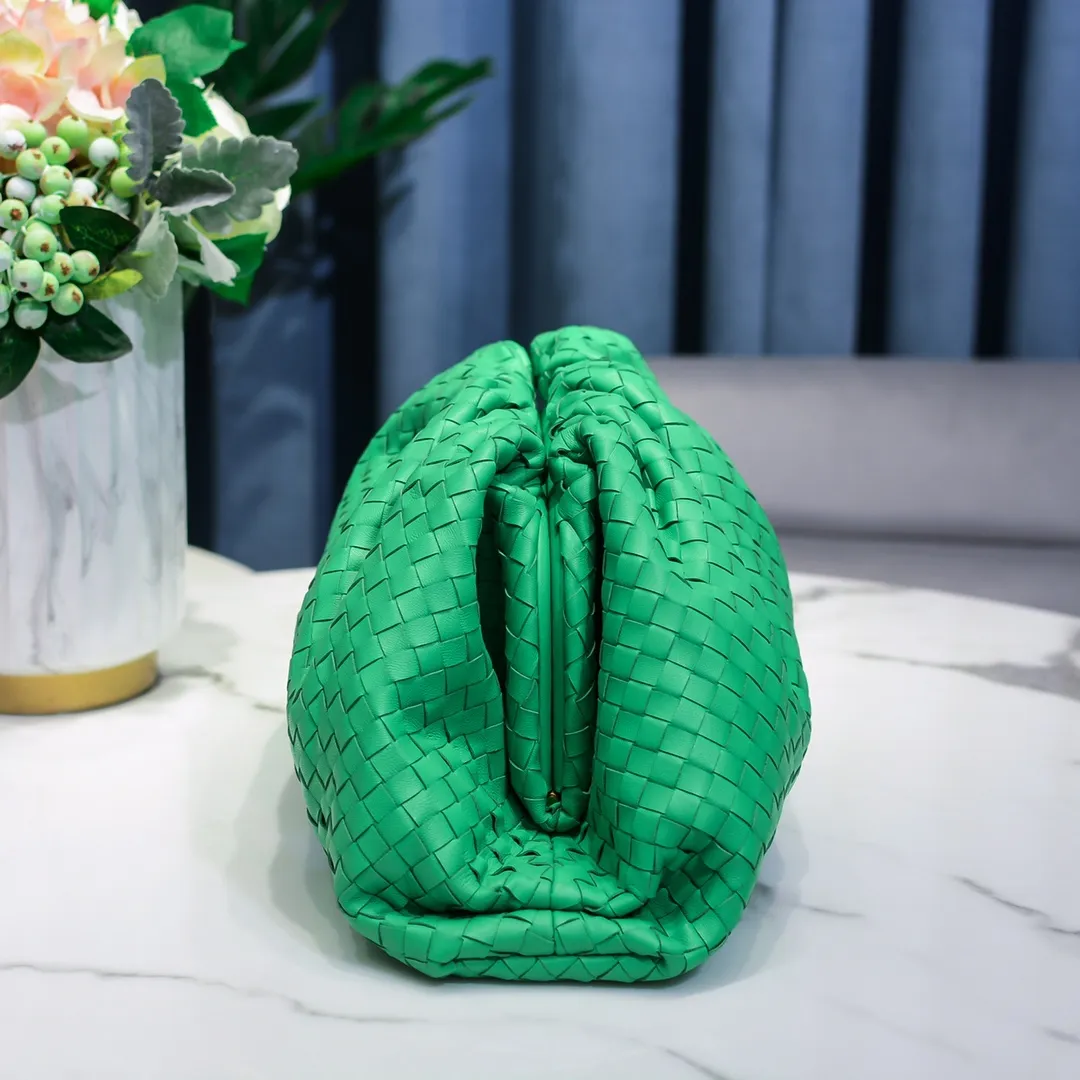 Real shot🔥🔥The counterattack of the popular Bottega Veneta started with this series of cloud bags, which went viral in the fashion circle and started a craze! Out of stock, out of stock, out of stock... One piece is hard to find, super hard to buy, regardless of age, season, or occasion. Very classy. Really, if you carry this on the road, it will turn heads! This is also the reason why this series is so expensive. Large size: 38*20*8.5cm [Big Cloud Weaving]